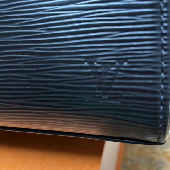 Authentic Louis Vuitton Medium Black Epi Bag is in perfect condition - Picture 12 of 14